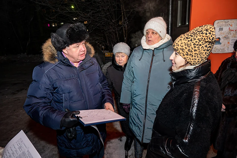 По поручению Юрия Сердечкина главы округов еженедельно проводят встречи с мурманчанами. Фото: Администрация города Мурманска