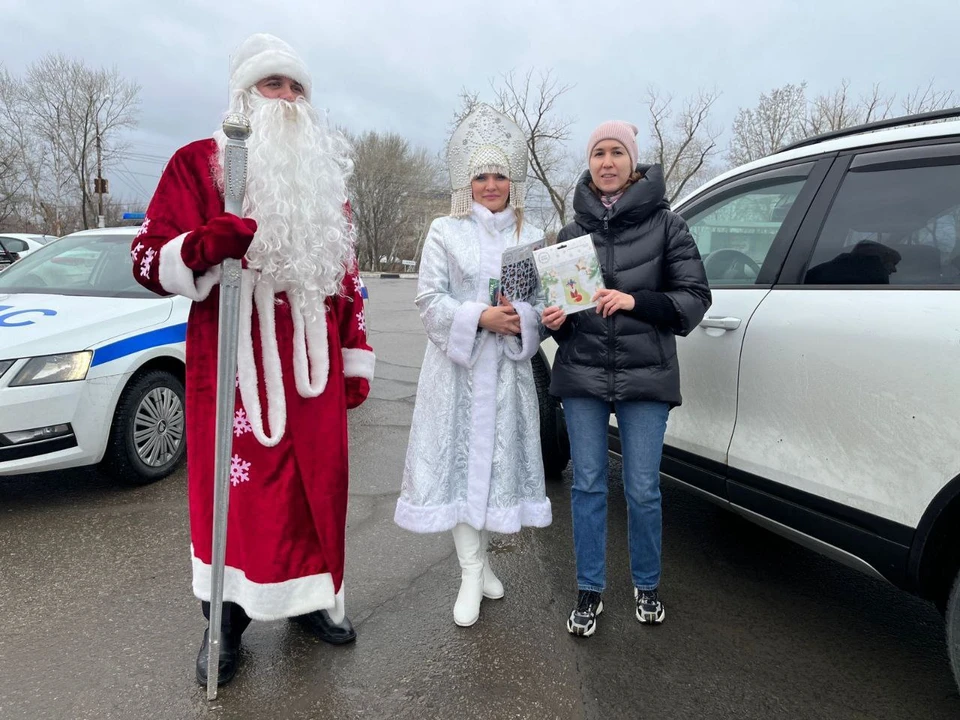 В Саратовской области прошла акция «Полицейский Дед Мороз» (фото: Госавтоинспекция ГУ МВД России по Саратовской области)