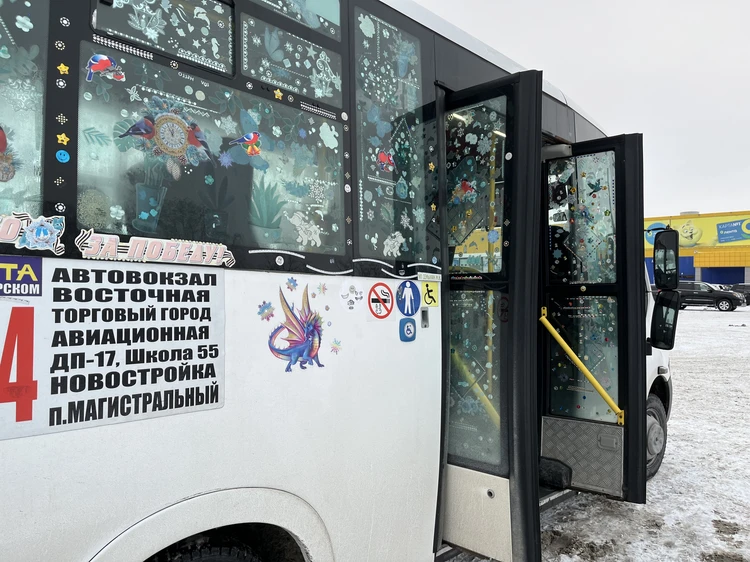 «Мы сегодня кататься поехали»: в Омске украшенная маршрутка становится популярной