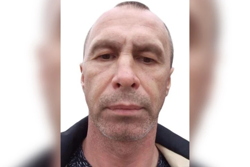 В день пропажи мужчина был одет в черную куртку с желтыми надписями и черную шапку. Фото:«ЛизаАлерт»