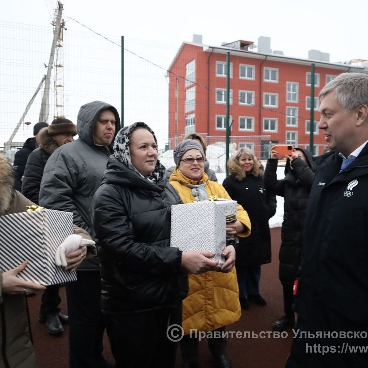 В Ульяновске Русских вручил обманутым дольщикам «Запада» ключи от квартир -  KP.RU