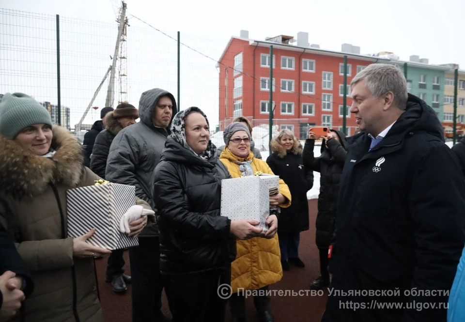 В Ульяновске Русских вручил обманутым дольщикам «Запада» ключи от квартир | ФОТО: Правительство Ульяновской области