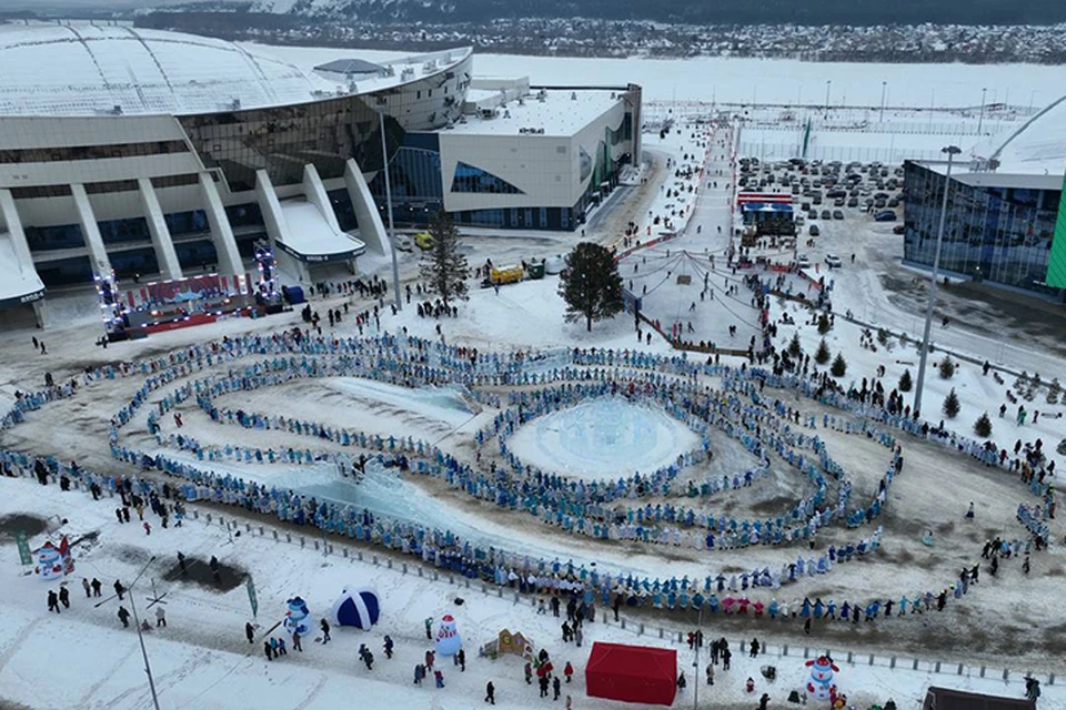 В Кемерове 1071 Снегурочка прошлась в гигантском хороводе. Фото: Региональный центр спортивных сооружений Кузбасса