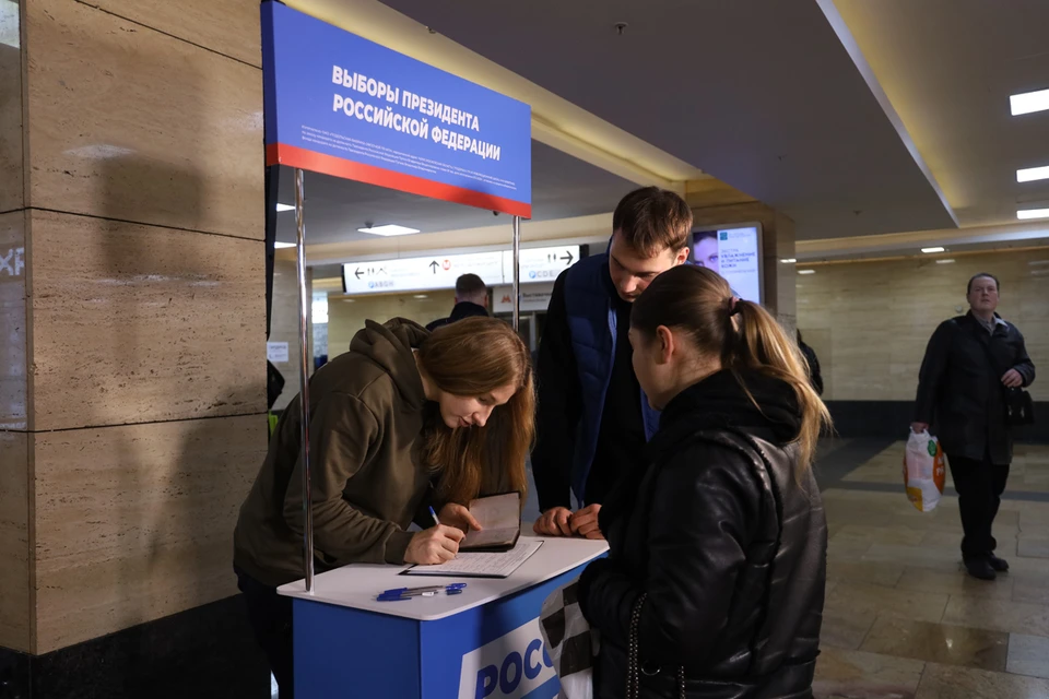 В Москве начался сбор подписей в поддержку выдвижения Владимира Путина в качестве кандидата в президенты России. Фото: Аркадий ВЕЛЮРОВ.