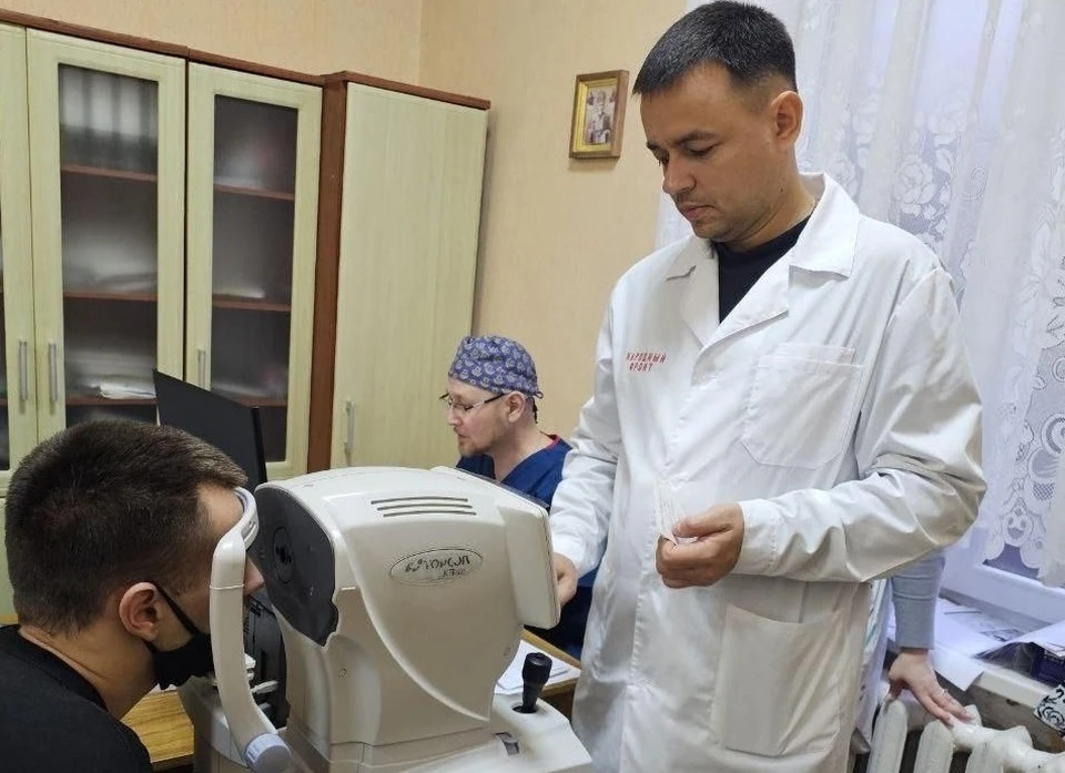 Иван Луцкан осматривает пациента. Фото: Минздрав РФ
