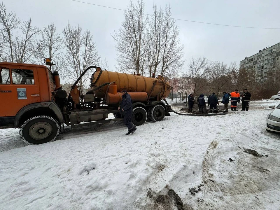 Городские службы устраняют последствия коммунальной аварии на улице Салавата Юлаева. Фото: администрация г. Челябинска