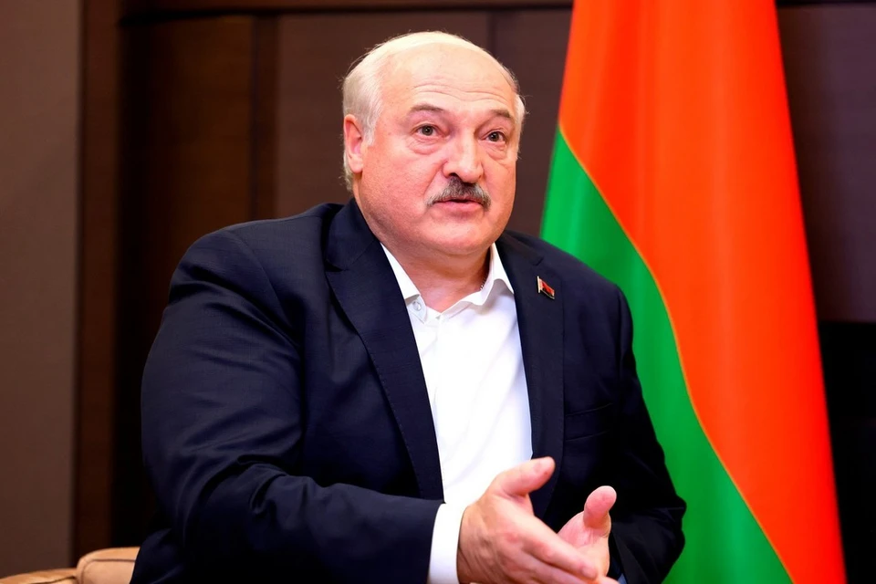Лукашенко вылетел в Петербург для участия в заседаниях ВЕЭС и СНГ.