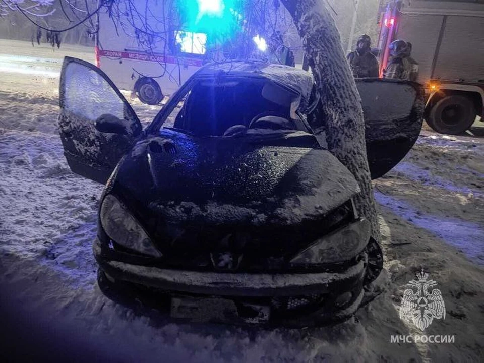 Автомобиль влетел в дерево на проспекте Мира