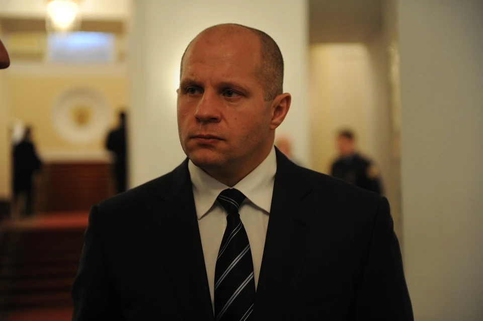 Боксерские перчатки с автографом Емельяненко продают в Новосибирске.