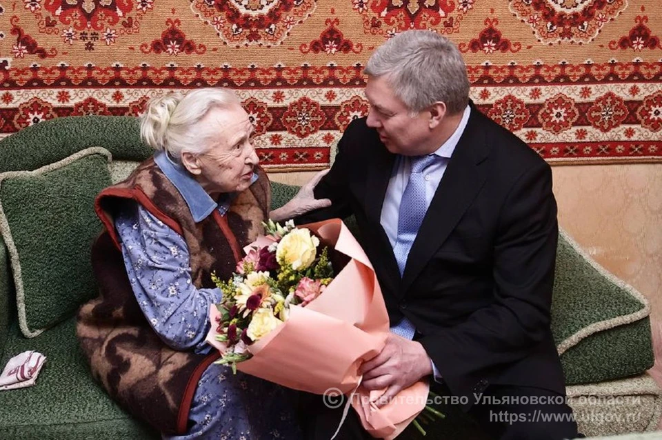 Алексей Русских поздравил со столетием ульяновскую учительницу Лидию Стеженскую | ФОТО: Правительство Ульяновской области