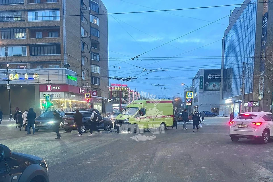 В центре Мурманска 26 декабря произошло ДТП с участием машины скорой помощи. Фото: t.me/murmansk_chp