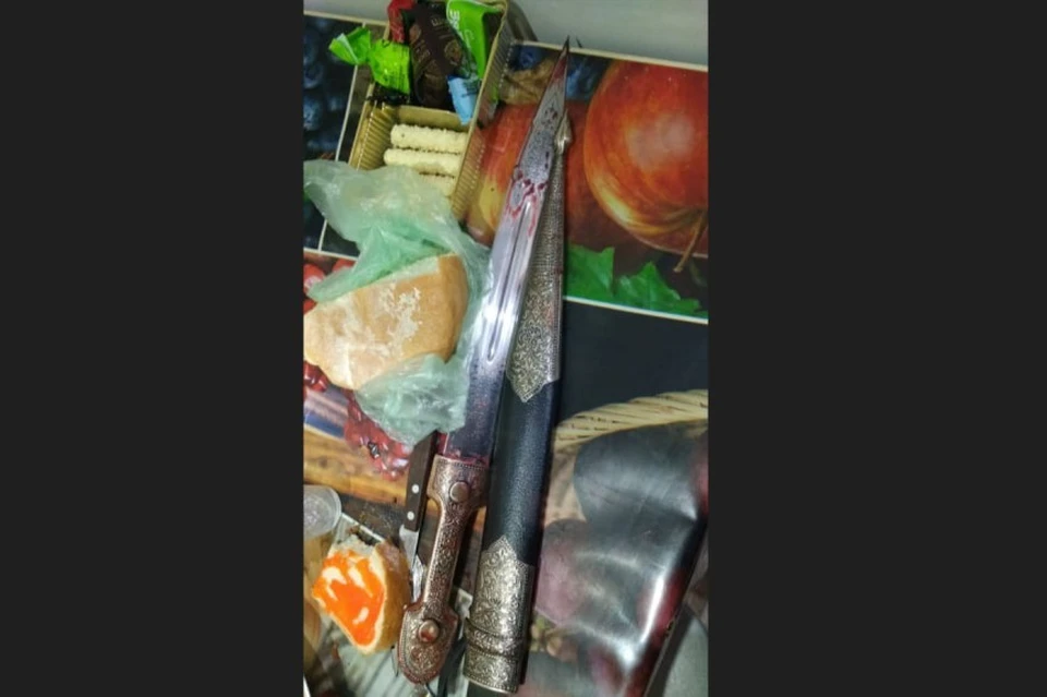 Родственники распивали алкоголь и между ними произошел конфликт. Тогда подозреваемый схватил кинжал и несколько раз ударил им своего брата.