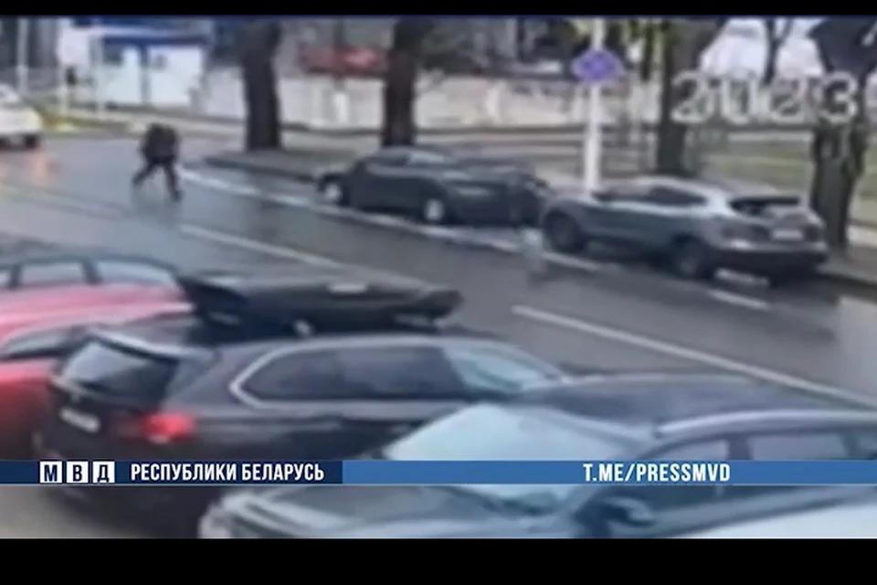 В отделении банка у белоруса открыто похитили около 17 000 евро. Фото: стоп-кадр | видео МВД.