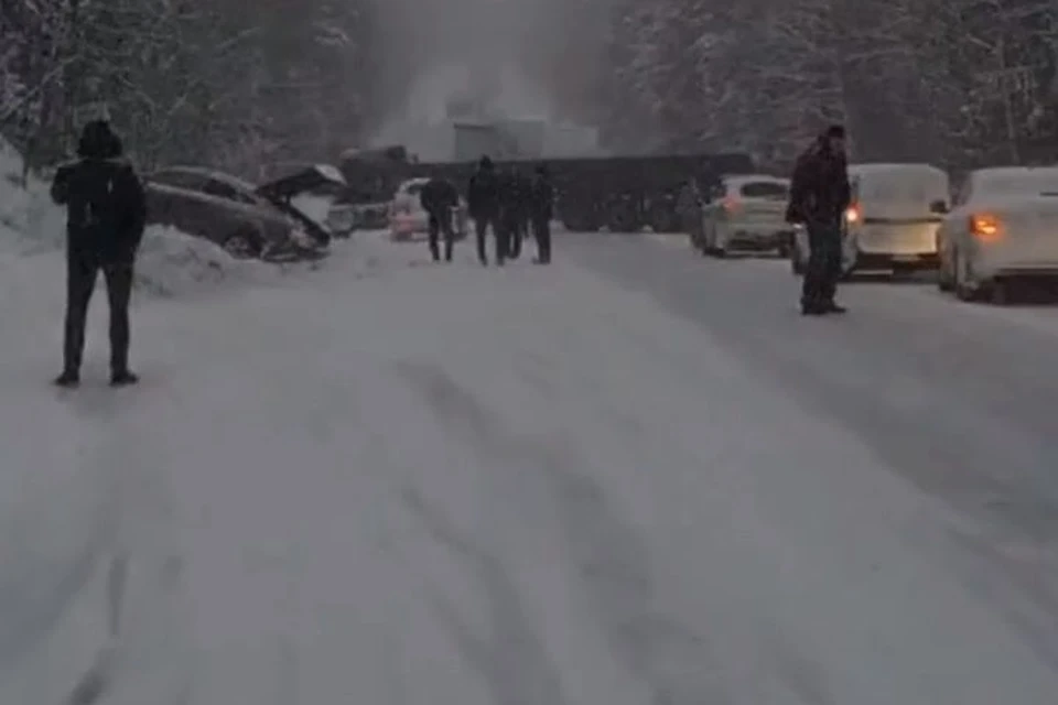 Авария произошла в разгар снегопада во вторник, 26 декабря, днем Фото: vk.com/ekb.serov