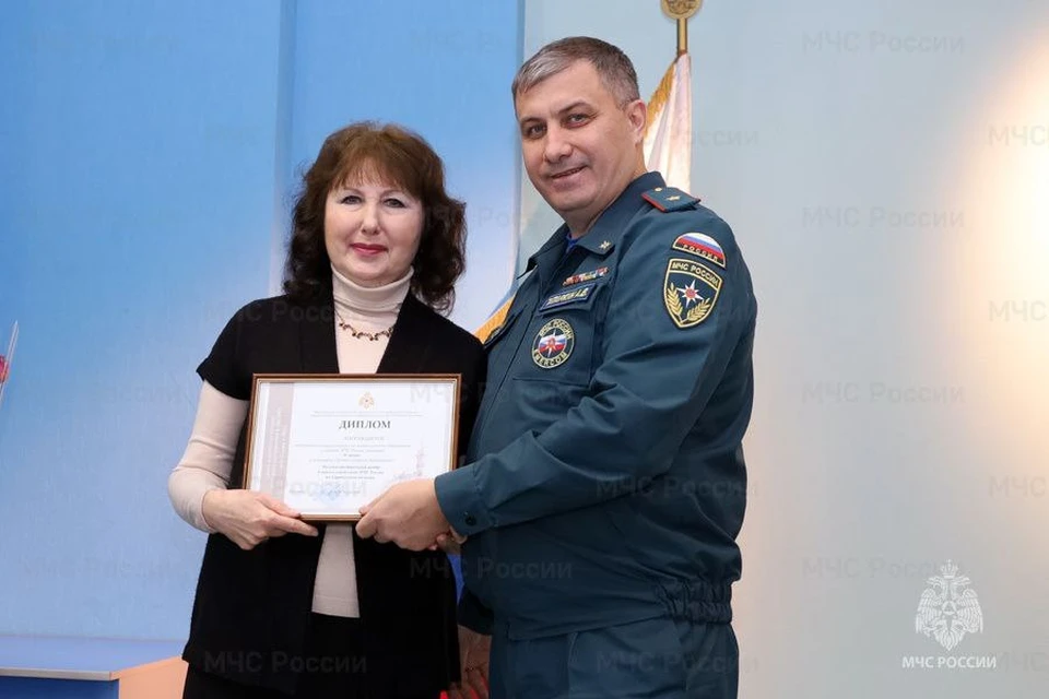 Диплом Министра МЧС России Алексей Татаркин вручил экскурсоводу Музея Елене Васильченко (ГУ МЧС Саратовской области)