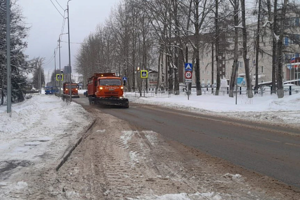 Подрядчик продолжает ликвидировать последствия снегопада. Фото: kirovreg.ru
