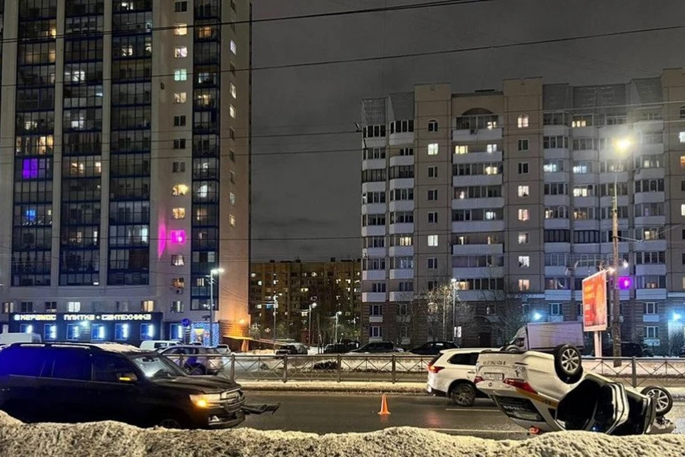 Автомобиль такси перевернулся из-за ДТП на проспекте Большевиков. Фото: ГУ МВД России по Петербургу и Ленобласти