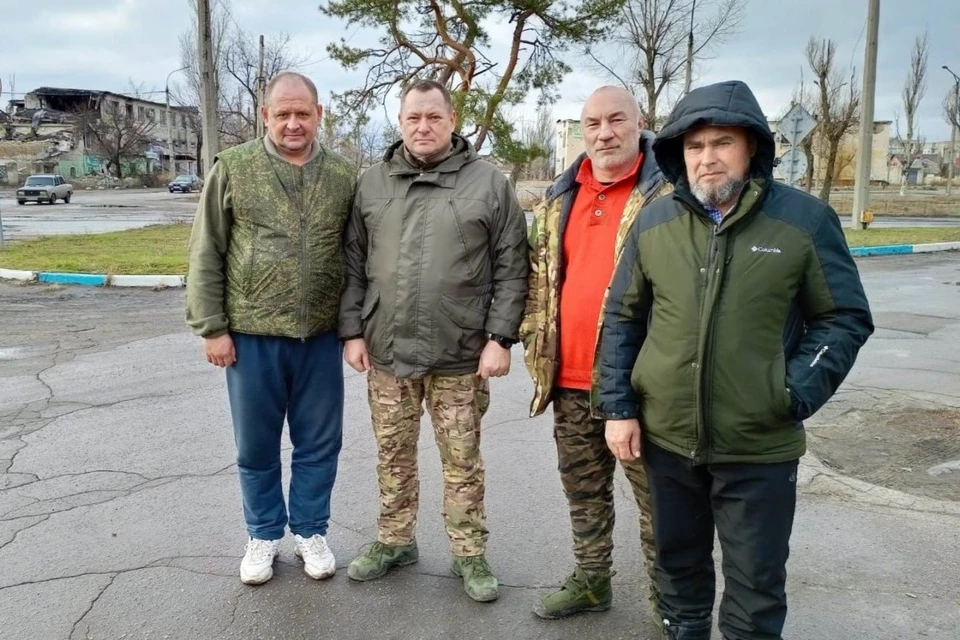 Владимир Катюха, Алексей Ларин и Рамиль Кагырманов преодолели более пяти тысяч километров преодолели, чтобы доставить бойцам большой гуманитарный груз. Фото: "Илецкая защита"\ilza56.ru