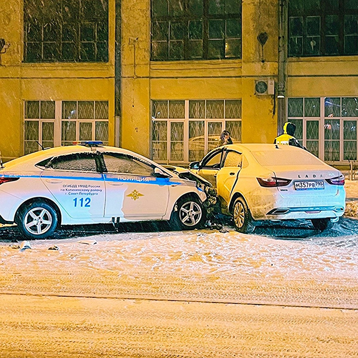 Водитель легковушки серьезно пострадал в ДТП с патрульной машиной в  Петербурге - KP.RU