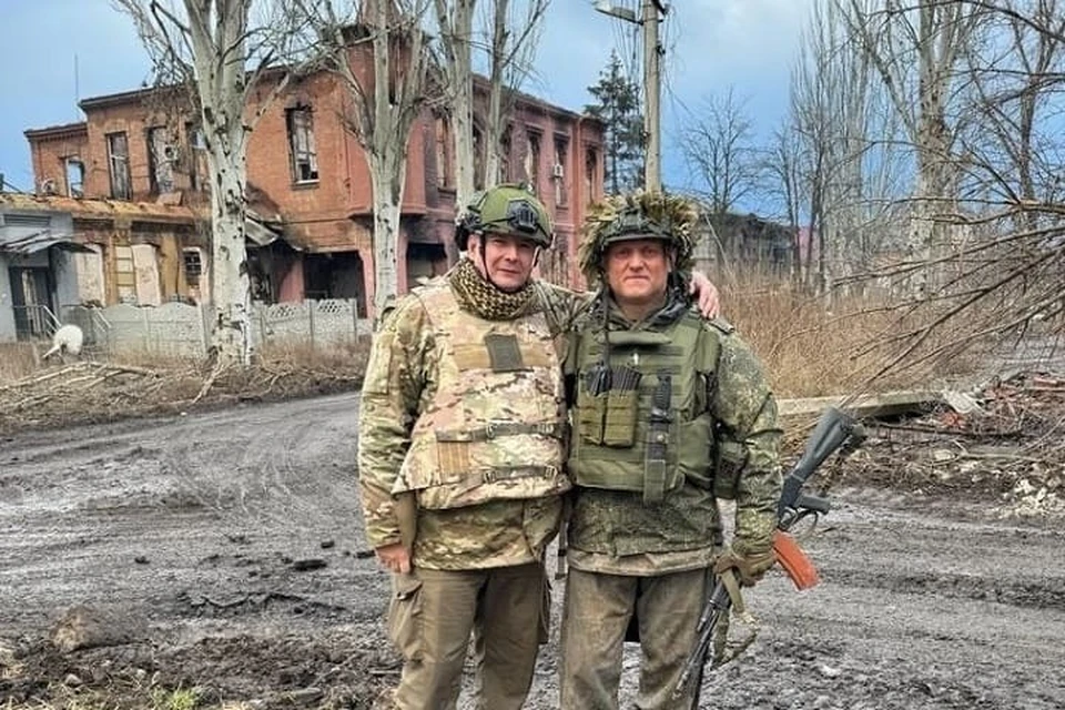 Поисковики привезли штурмовикам, в том числе, новогодние открытки от детворы Ростова. Фото: поисковое движение «Миус-фронт».