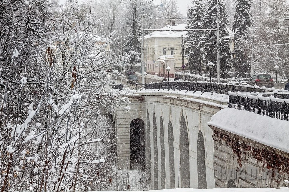 Погода калуга февраль. Каменный мост Калуга. Каменный мост Калуга зимой. Гагаринский мост Калуга. Зимняя Калуга.