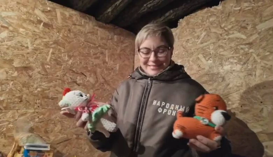 Кроме средств радио-электронной борьбы нашим военным привезли еще и письма и поделки от детей. Фото: Народный фронт