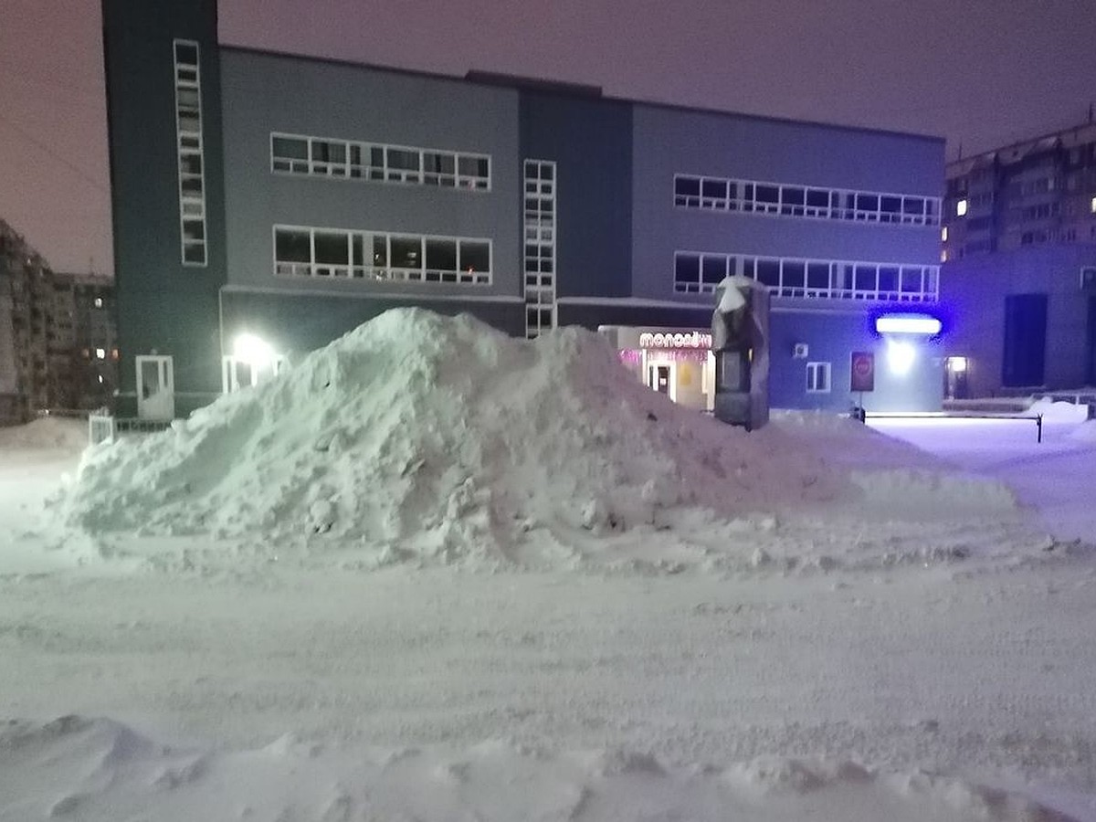 Превратили памятник в снегоотвал»: в Новосибирске рабочие засыпали снегом  памятник «Первый камень» в МЖК «Восточный» - KP.RU