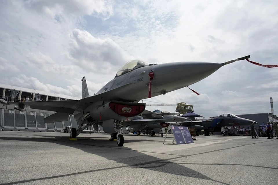 Berlingske: Дания задержит поставки истребителей F-16 Украине на полгода