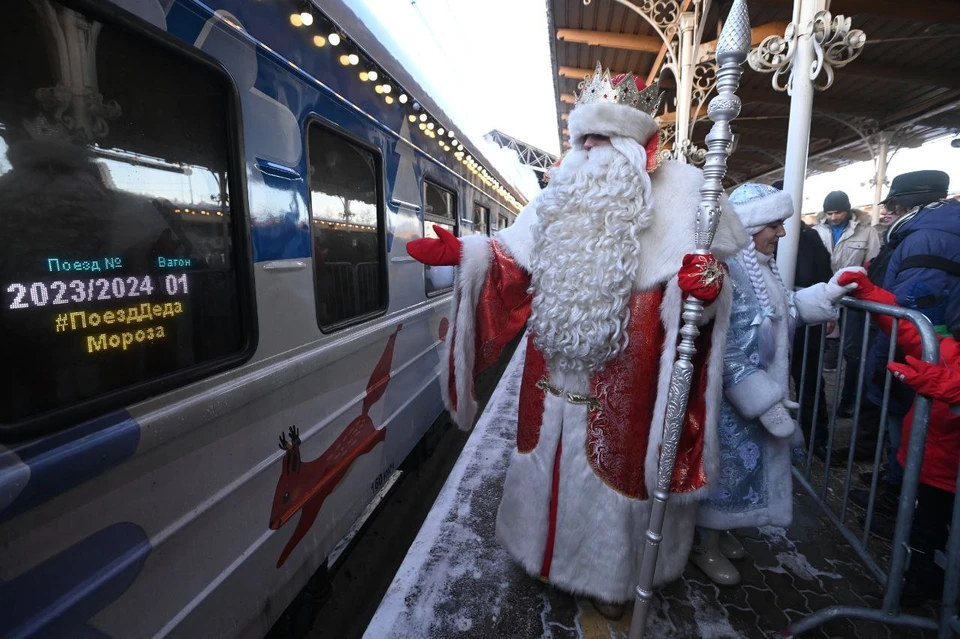 Праздничный поезд Деда Мороза прибыл в Петербург перед Рождеством.