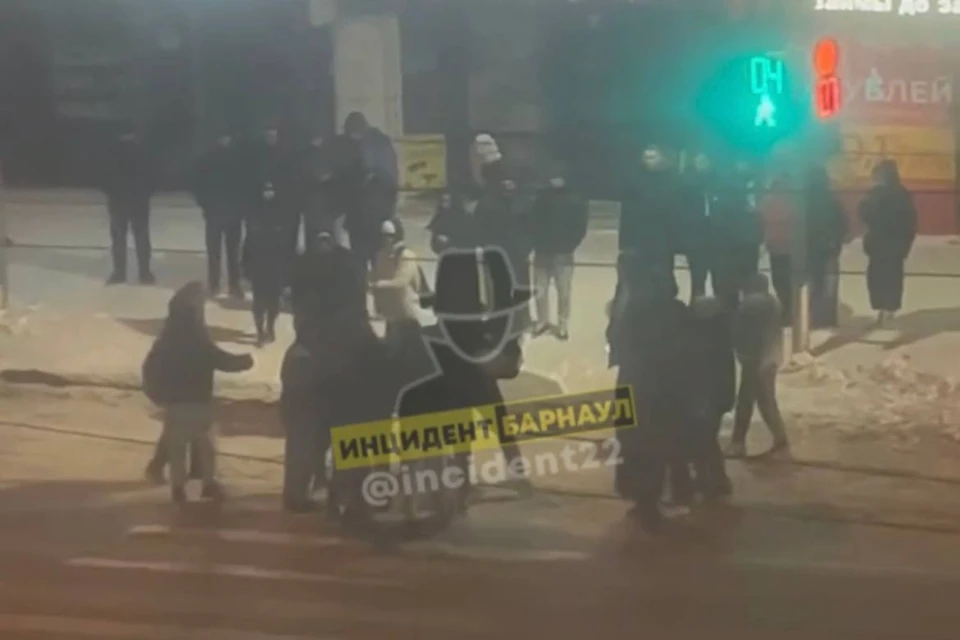 Драка. Скриншот видео Инцидент Барнаул