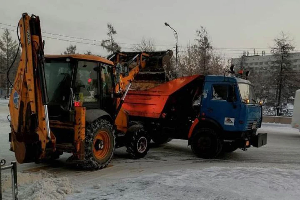 Дорожные службы в Иркутске устраняют последствия снегопада