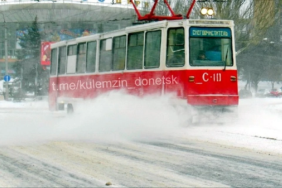 В Донецке на расчистку улиц от снега вывели спецтехнику. Фото: ТГ/Кулемзин