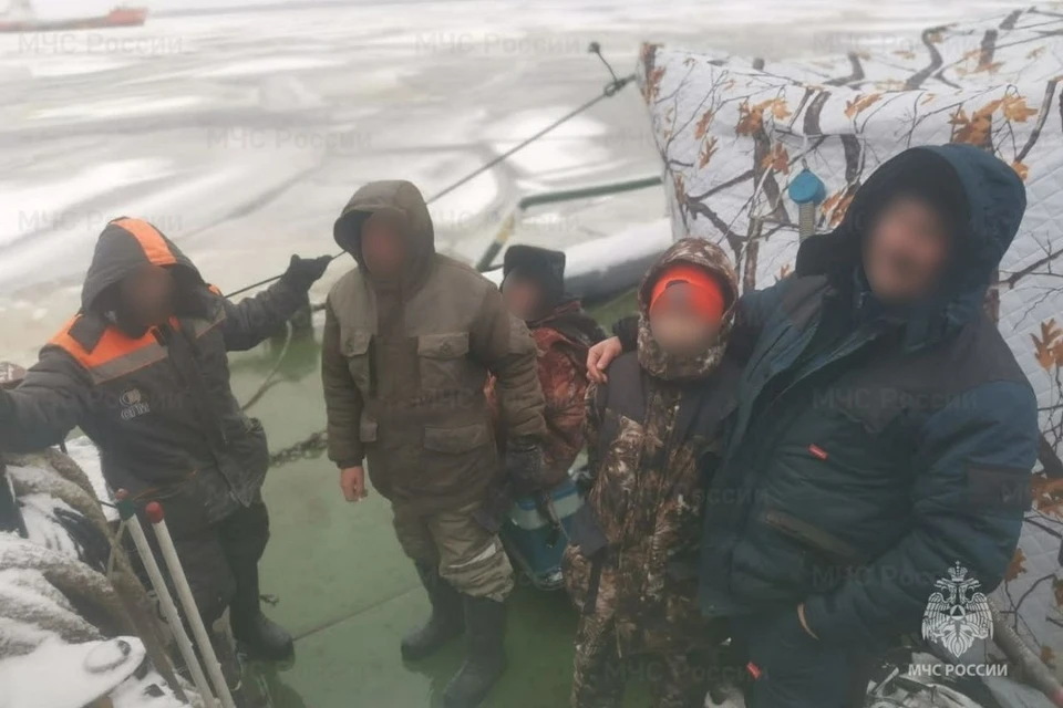 Четверо мужчин и ребенка спасли с оторвавшейся льдины в Финском заливе. Фото: ГУ МЧС России по Ленобласти