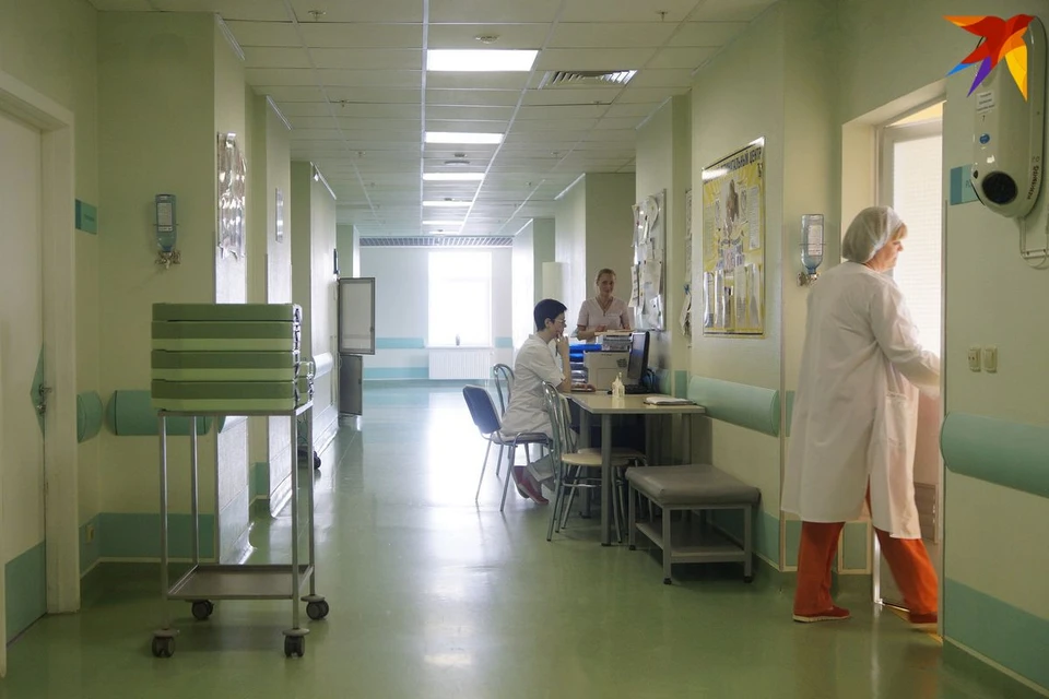 Четыре 12-13-летних школьницы в Минске попали в реанимацию после выпитой бутылки водки. Снимок используется в качестве иллюстрации.
