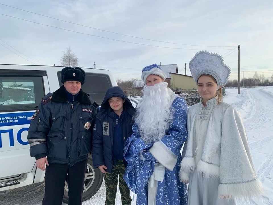 школьники Кузбасса поздравили в Новогодние праздники тех, кто был на посту. Фото - АПК.