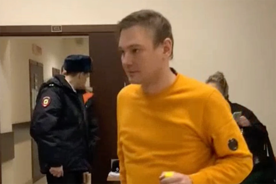 Скандальному солисту «Щенков» Максиму Моисееву вручили повестку в военкомат. Фото: скриншот видео
