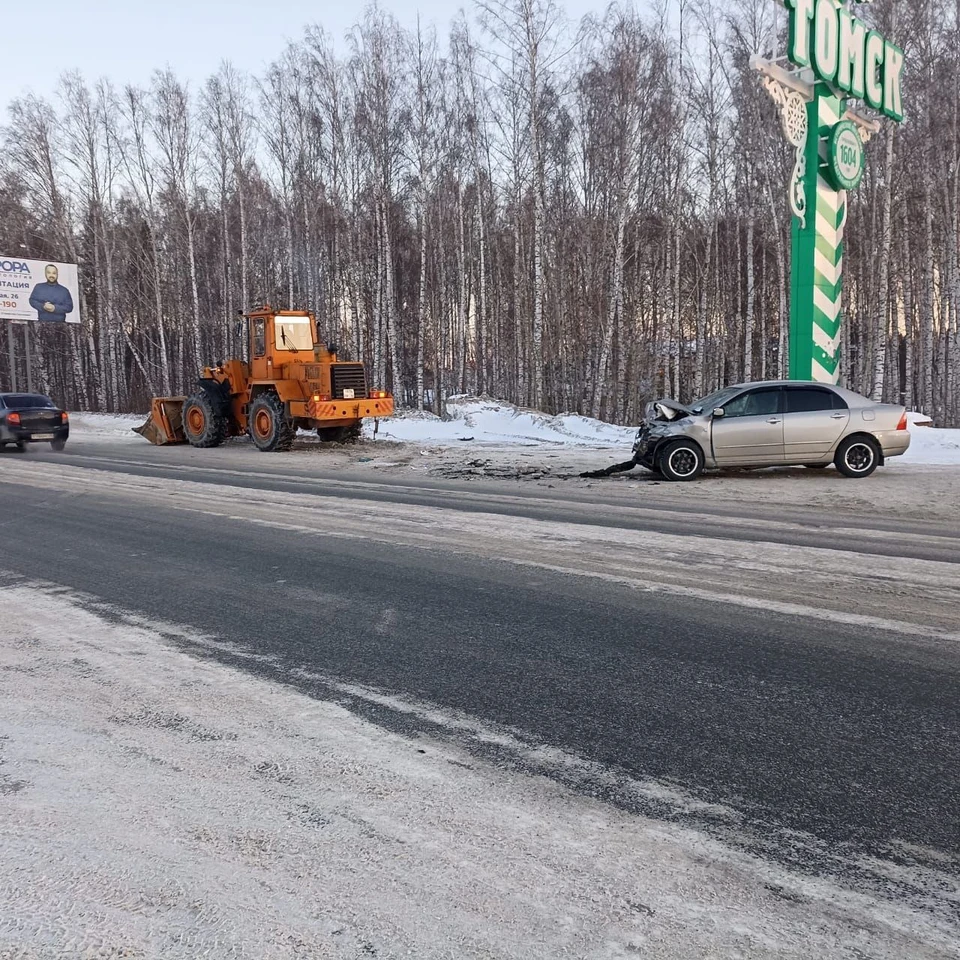 Водитель и пассажирка Toyota пострадали в ДТП с погрузчиком в Томске - KP.RU