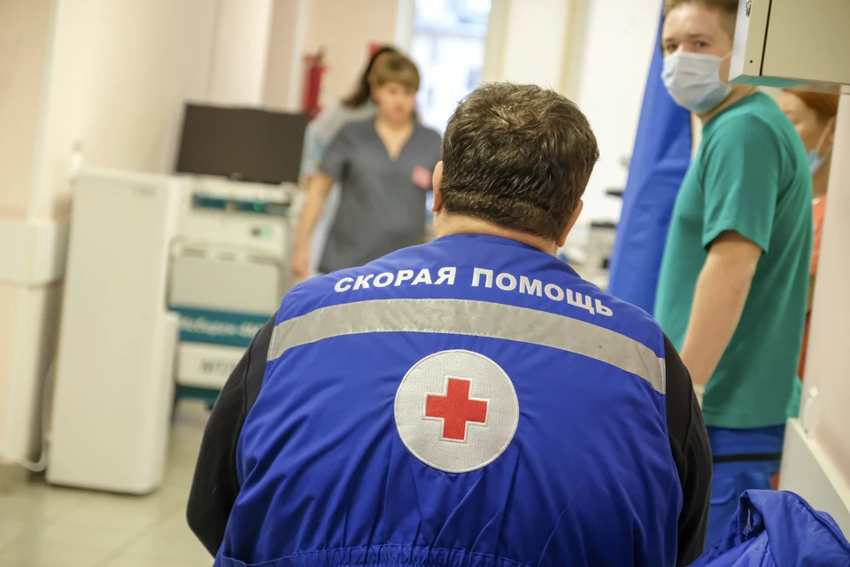 Петербуржца госпитализировали из-за пожара.