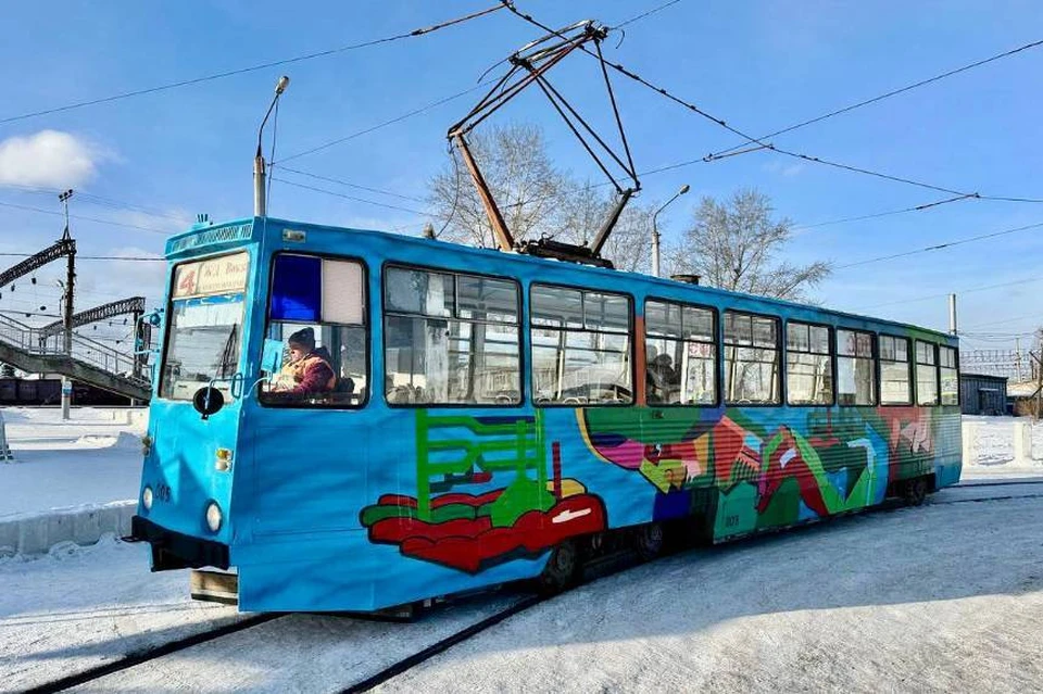 В Усолье-Сибирском курсирует расписанный художником трамвай. Фото: Всероссийский фестиваль уличного искусства «Голос улиц».