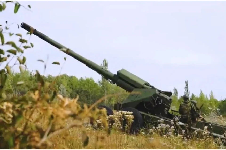 Российские военные уничтожили оборонительные сооружения и танк ВСУ при помощи пушки "Гиацинт". Фото: кадр из видео.
