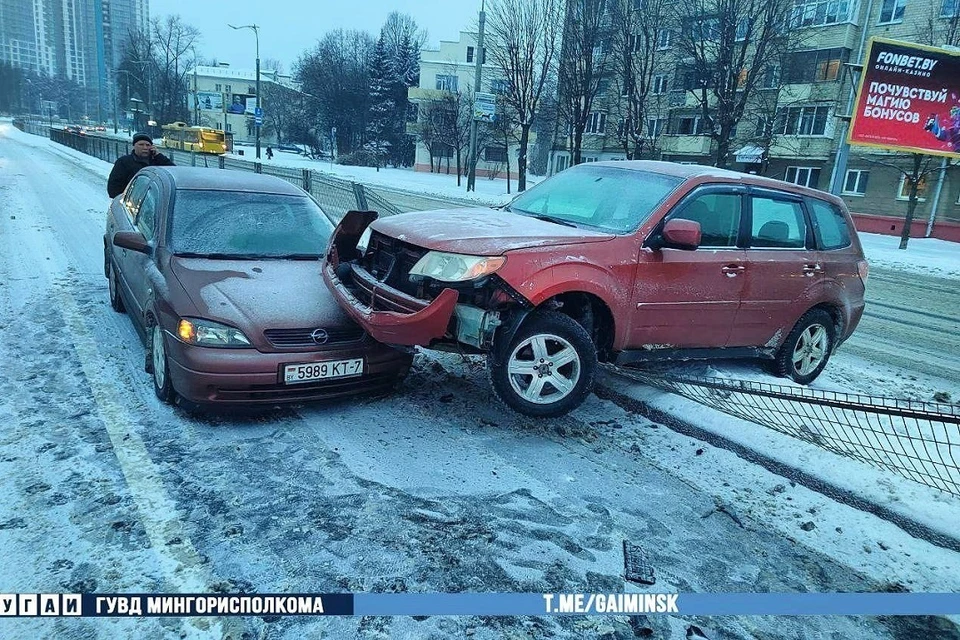 Subaru занесло на встречку, машина протаранила забор и зацепила Opel. Фото: УГАИ ГУВД Мингорисполкома.