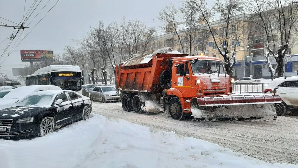 Утром в Волгограде образовались огромные пробки из-за снега. Фото: архив "КП".