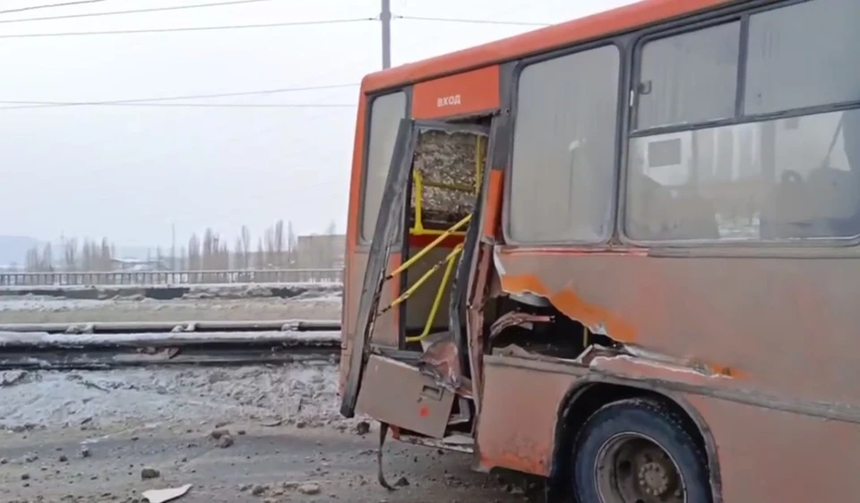 Маршрутка столкнулась с грузовиком на Мызинском мосту в Нижнем Новгороде. Фото: тг-канал "Мой Нижний Новгород"