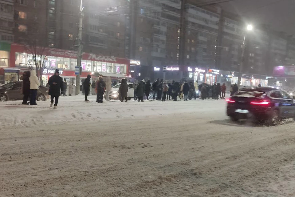 Из-за снегопада вечером в понедельник горожанам пришлось долго ожидать общественный транспорт.