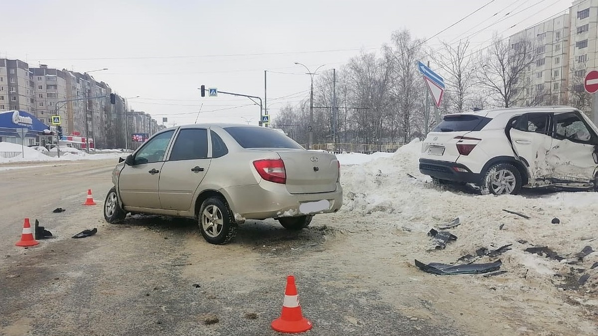 В ДТП с «Лада Гранта» и «Хендай» пострадали два пассажира на Стаханова в  Липецке - KP.RU