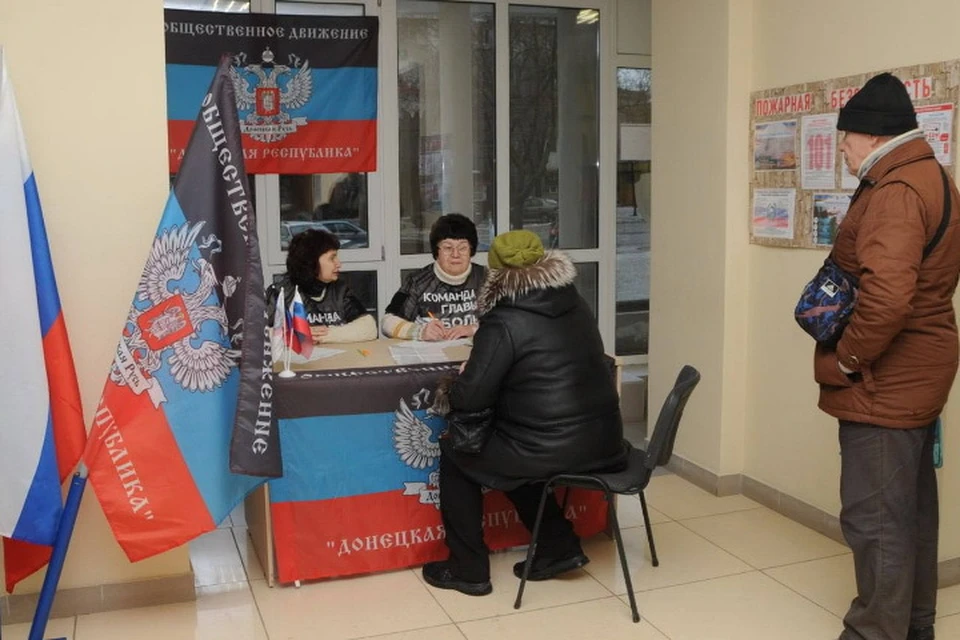 Жители ДНР активно ставят подписи в поддержку Владимира Путина. Фото: ОД «ДР»