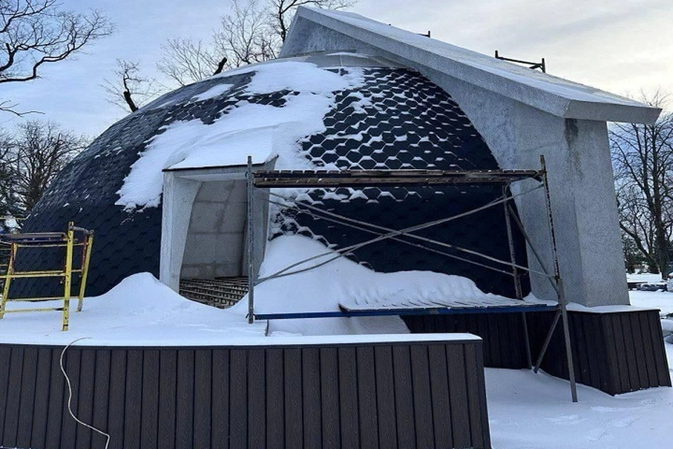 Строители из Петербурга заканчивают ремонт в городском саду. Фото: Администрация города Мариуполя