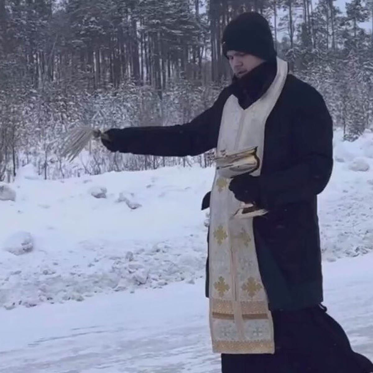 В Югре священники освятили аварийные участки трасс в Сургутском районе -  KP.RU