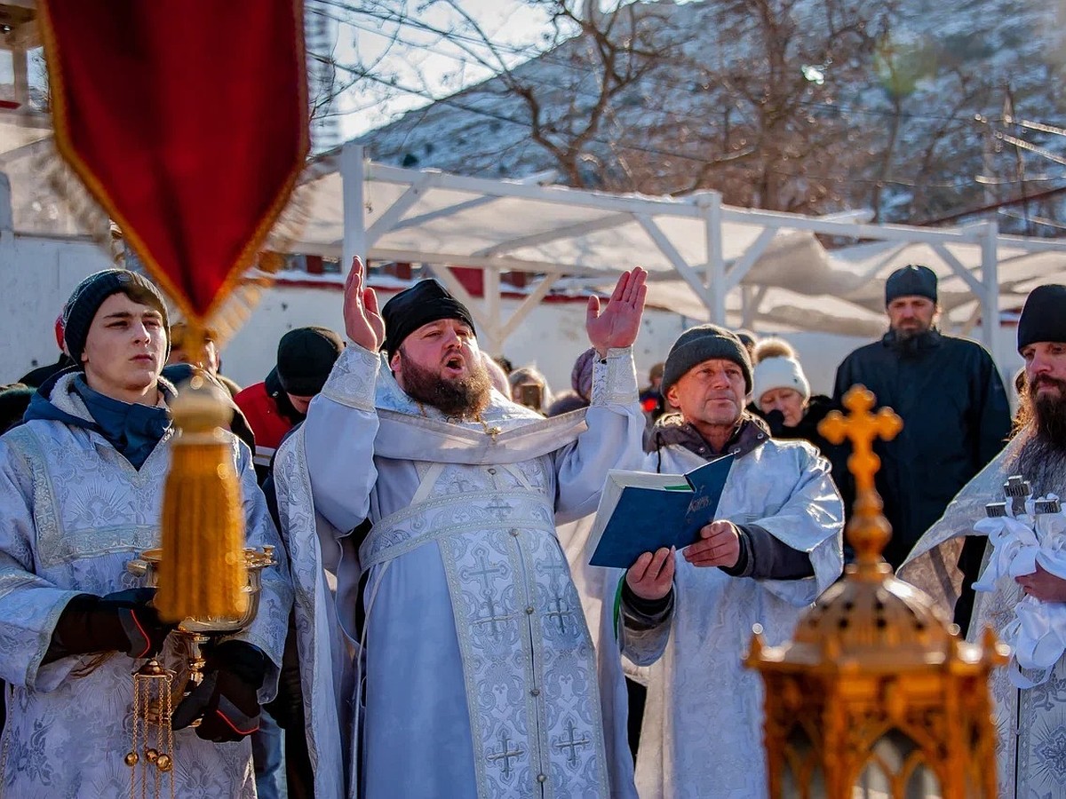 Как в Севастополе пройдет праздник Крещения Господня: расположение купален,  расписание мероприятий и движения транспорта 2024 - KP.RU