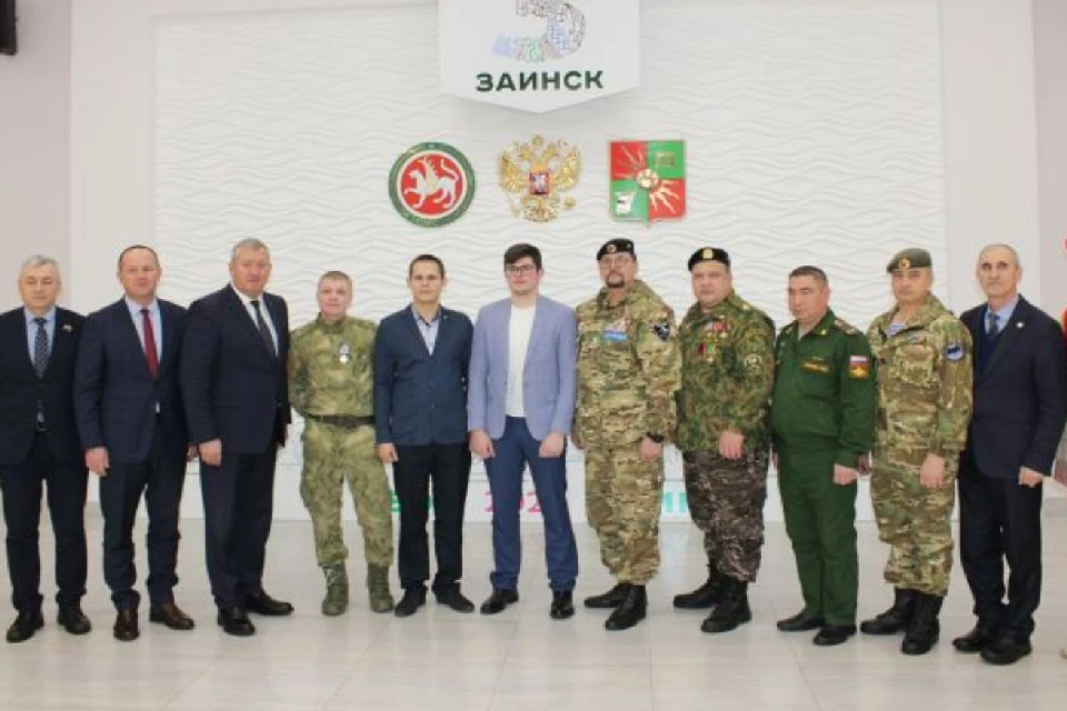 Глава района Разиф Каримов отметил, что военнослужащие находятся на самых ответственных участках боевых действий. Фото: zainsk.tatarstan.ru/